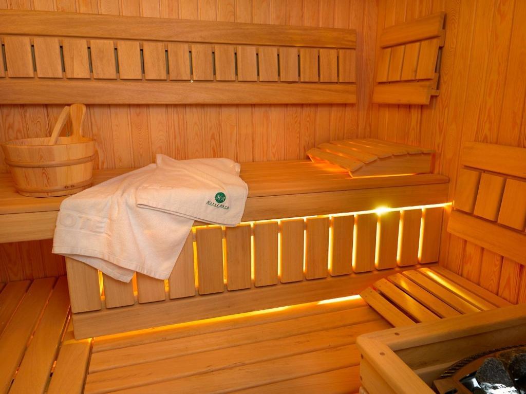 Aura - Hotel & Restaurant & Sauna Жельона Гора Екстериор снимка