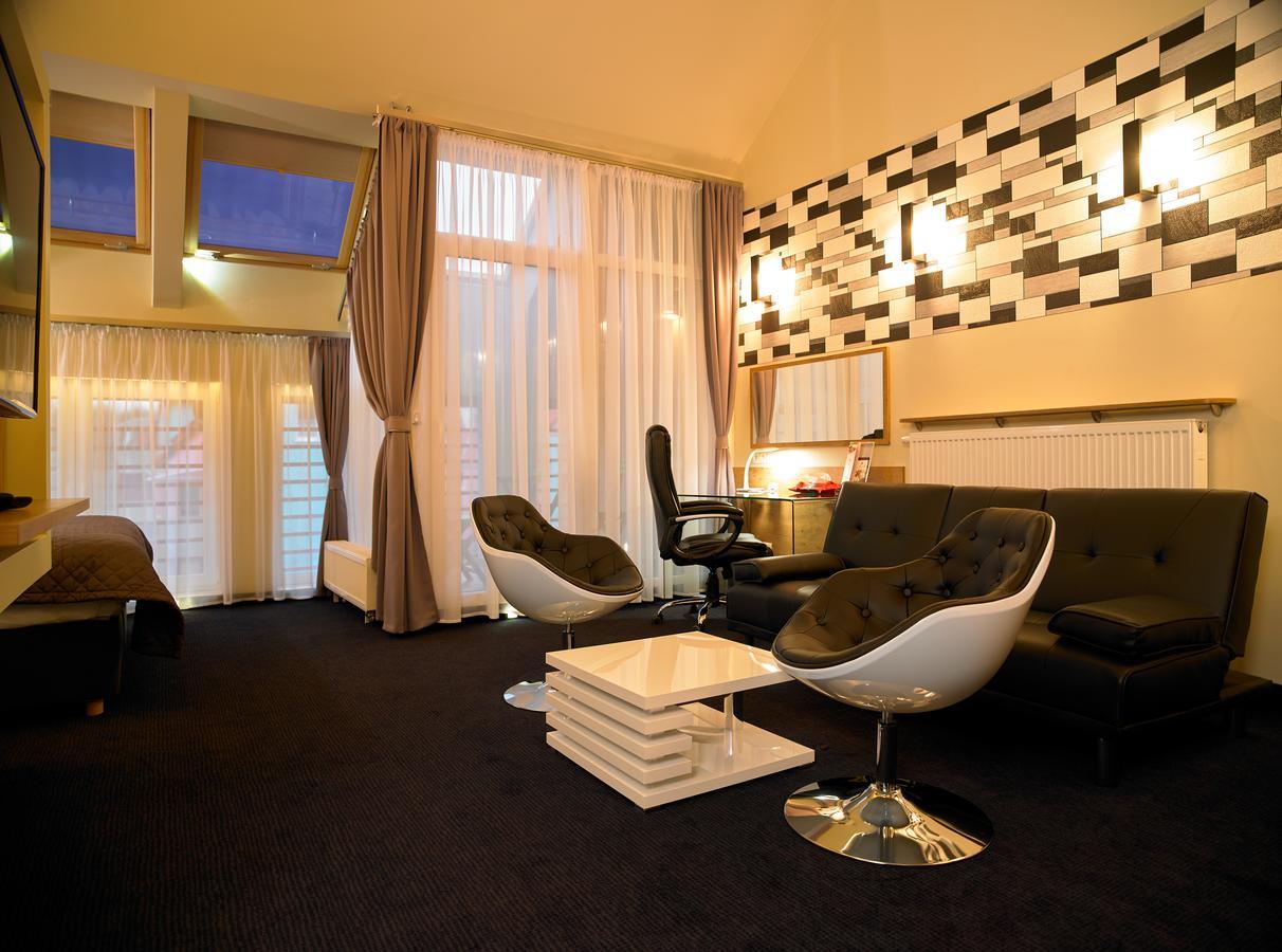 Aura - Hotel & Restaurant & Sauna Жельона Гора Екстериор снимка